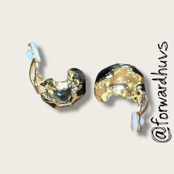 Vintage Classic Gold 14K Gold Shield Clip Earrings – Black & Gold - Picture 5 of 7